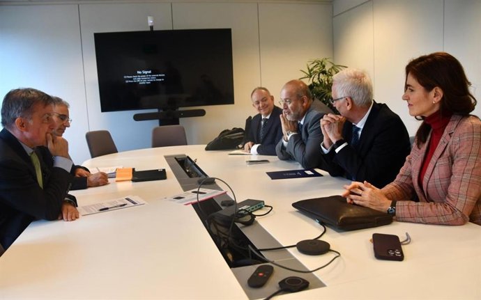 El viceprseidente primero, José Luis Martínez Guijarro, con el director de Crecimiento Inteligente y Sostenible e Implementación de Programa de Chipre, Grecia, Italia, Malta, Portugal y España en DG REGIO, Nicola De Michelis.