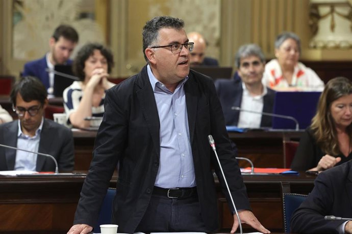 Archivo - El conseller de Agricultura, Pesca y Medio Natural, Joan Simonet, durante una sesión de control al Govern balear, a 20 de mayo de 2025, en Palma de Mallorca, Mallorca, Baleares (España).