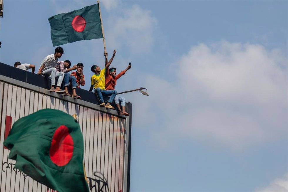 Archivo - Imagen de archivo de varias persona con banderas de Bangladesh.