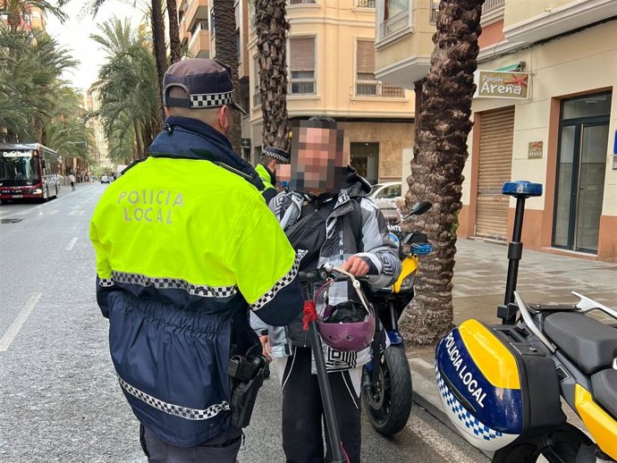 La Policía Local de Alicante realiza controles de patinetes eléctricos