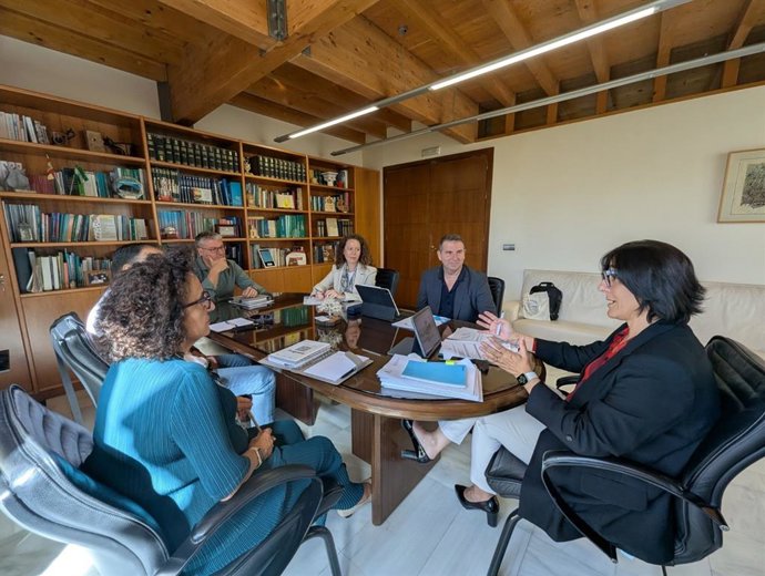 Encuentro de la delegada de Desarrollo Educativo y FP de la Junta en Granada, María José Martín, con la asociación de directores de centros públicos