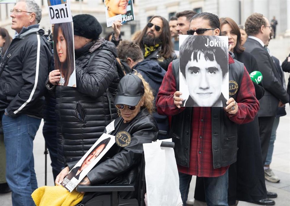 Varias personas  durante una concentración frente  al Congreso de los Diputados, con motivo del día Internacional contra la Violencia y el Acoso Escolar, a 6 de noviembre de 2025, en Madrid (España). La manifestación ha sido convocada por la Asociación 