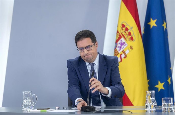 El ministro de Transformación Digital y Función Pública, Óscar López, durante una rueda de prensa tras la reunión del Consejo de Ministros, en el Palacio de la Moncloa, a 7 de octubre de 2025, en Madrid (España).