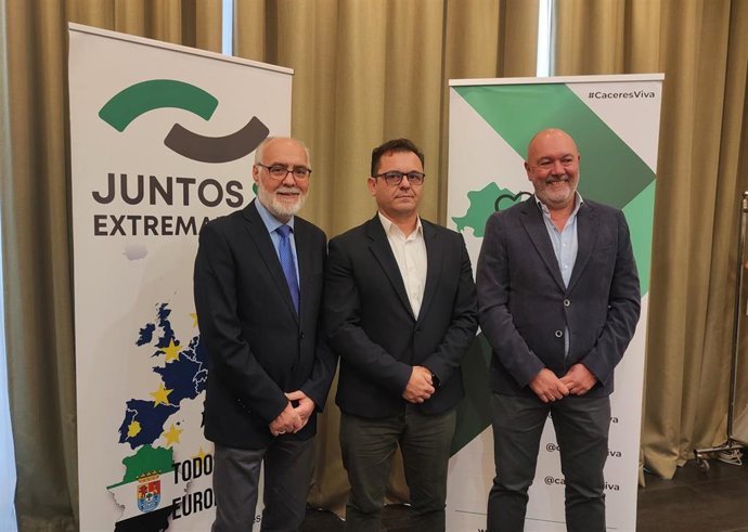 Estanislao Martín, Raúl González y Francisco Alcántara, en la presentación de la coalición Juntos x Extremadura-Levanta