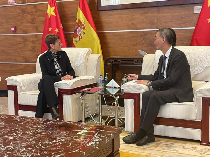 La presidenta del Gobierno de Navarra, María Chivite, junto al embajador chino, Yao Jing, el pasado 25 de octubre en Madrid.