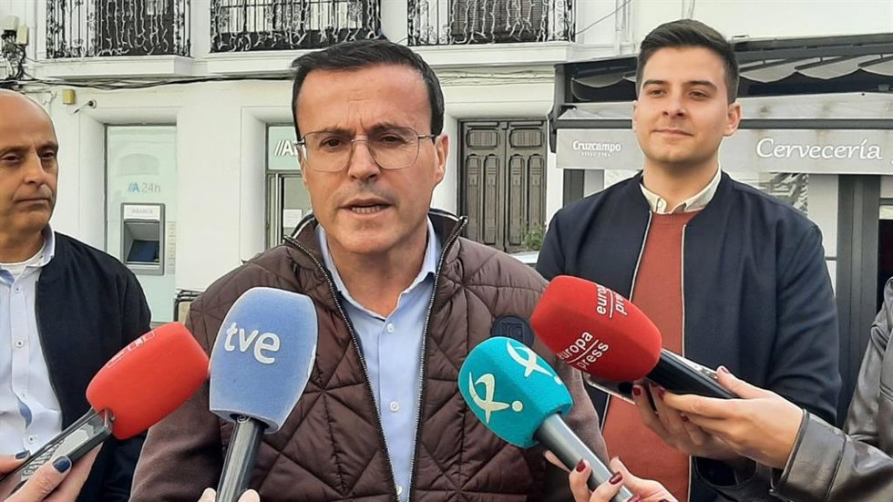 El secretario general del PSOE de Extremadura y candidato a la Presidencia de la Junta, Miguel Ángel Gallardo, atiende a los medios
