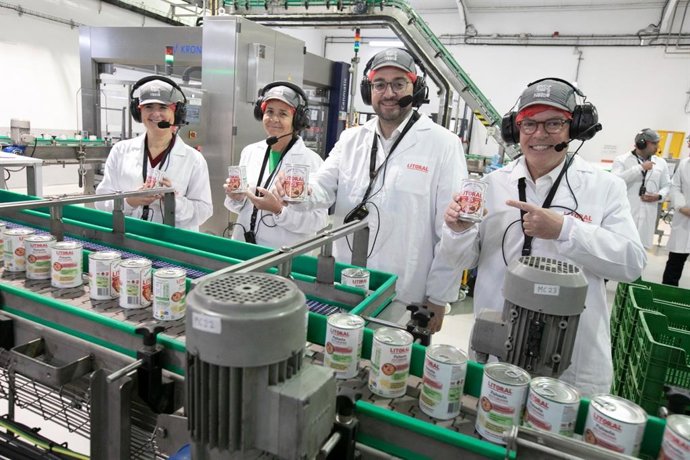 El presidente del Gobierno del Principado de Asturias, Adrián Barbón, y la alcaldesa de Gijón, Carmen Moriyón, durante la visita a la fábrica de Fabada Litoral, de Nestle, en Gijón, en el 75 aniversario de la marca, junto a directivos de la marca.