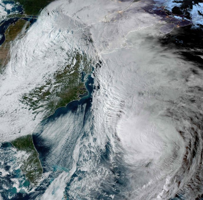 30 de outubro de 2025, Oceano Atlântico, águas internacionais: A imagem do satélite NOAA NESDIS GOES-19 às 2036 GMT, mostrando o furacão Melissa, uma tempestade de categoria 2, enquanto continua seu caminho de destruição em direção às Bermudas depois de c