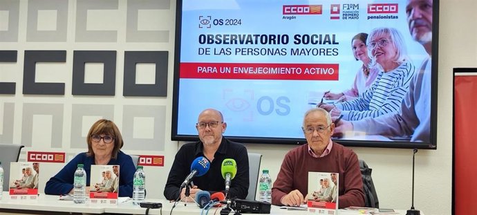 De izquierda a derecha, la secretaria de pensionistas de CCOO Aragón, Pilar Méndez; el secretario geenral de CCOO Aragón, Manuel Pina y el secretario federal de pensionistas de CCOO Aragón, Juan Sepúlveda, este jueves en la sede sindical en Zaragoza.