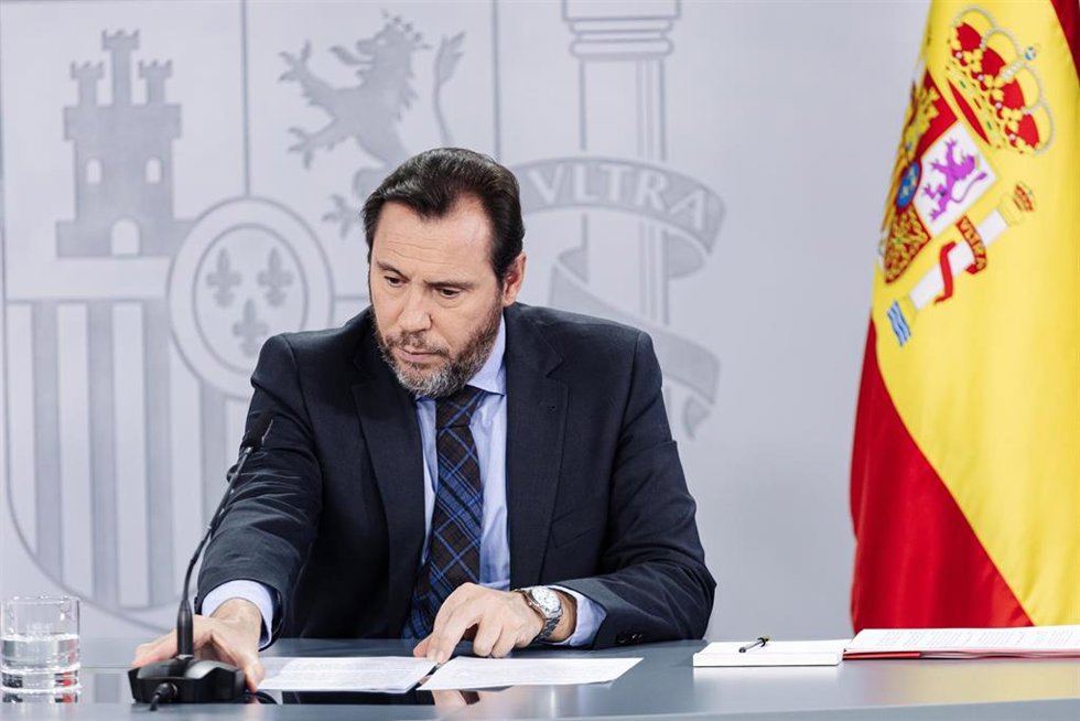Archivo - El ministro de Transportes y Movilidad Sostenible, Óscar Puente, a su llegada a una rueda de prensa posterior a la reunión del Consejo de Ministros, en el Palacio de la Moncloa, a 20 de diciembre de 2024, en Madrid (España). El Gobierno ha rat