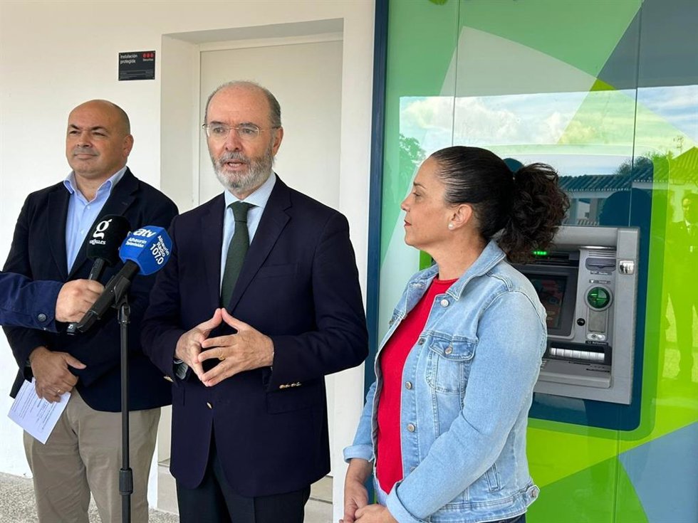 Este jueves se ha inaugurado un cajero automático en la pedanía de Villa del Guadalhorce, del municipio malagueño de Alhaurín el Grande, con la presencia del secretario general de Economía de la Junta, José Manuel Alba.