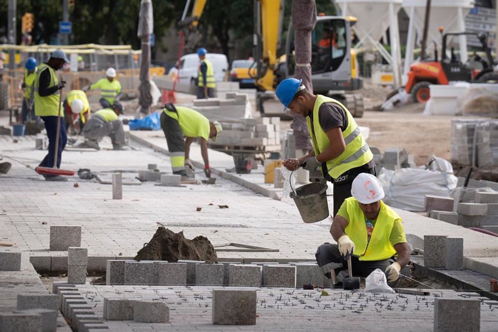 Archivo - Trabajadores realizando obras