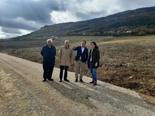 El director general de Desarrollo Rural, Jorge Izquierdo, visita junto al delegado territorial de la Junta en la provincia de Burgos, Roberto Saiz, las obras de la infraestructura rural de concentración parcelaria de Merindad de Montija (Burgos).