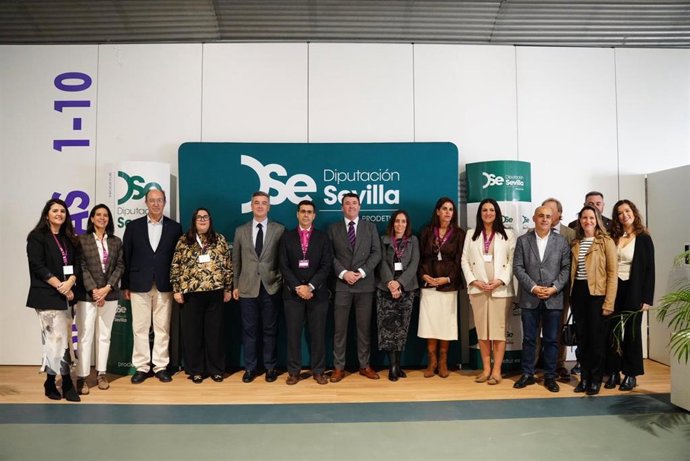 Foto de familia, encabezada por el vicepresidente de Prodetur, tras la inauguración de Fictum 2025 en Umbrete.
