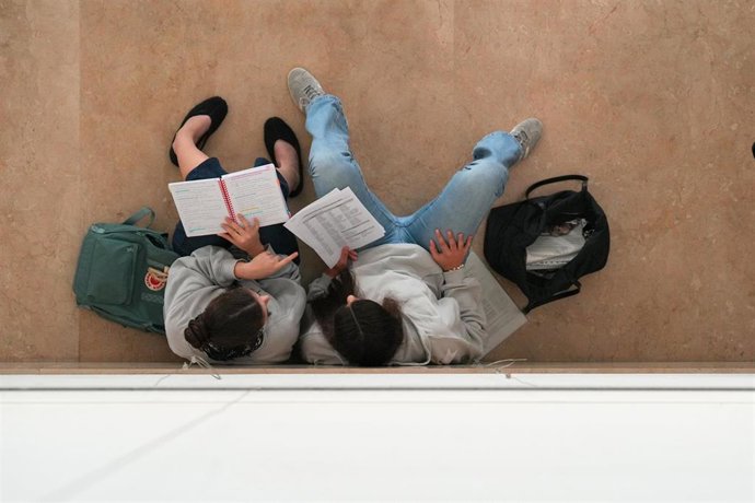 Archivo - El BOR ha publicado la orden para a solicitud de becas para desplazados