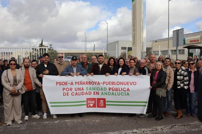 Crespín (3ª dcha. Tras la pancarta) y Pedrgosa (centro), con otrros cargos públicos y orgánicos del PSOE, en la concentración ante el Hospital de Peñarroya.