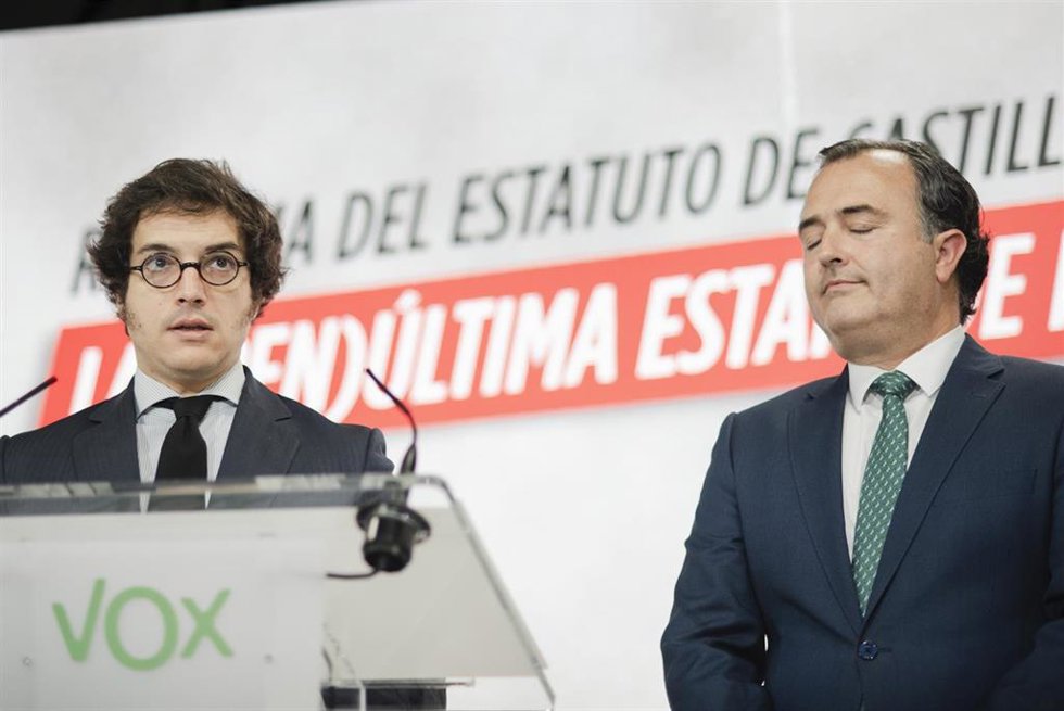 El portavoz adjunto de VOX en el Congreso, José María Figaredo, y el presidente de VOX en las Cortes de Castilla La Mancha, David Moreno, en rueda de prensa en la sede nacional de Vox.
