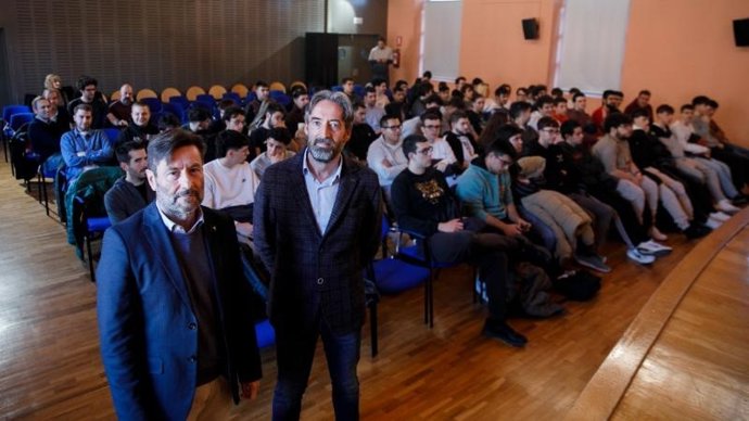El director general de Formación Profesional, Daniel Marín, y el vicepresidente de AERTIC, José Luis Rincón, reciben a los alumnos que participan en la jornada formativa con empresas del sector tecnológico de La Rioja