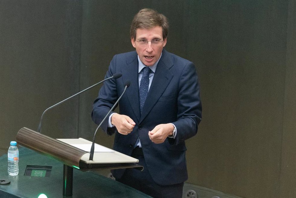 El alcalde de Madrid, José Luis Martínez-Almeida, durante una sesión ordinaria del Pleno del Ayuntamiento de Madrid, en el Palacio de Cibeles, a 28 de octubre de 2025, en Madrid (España).