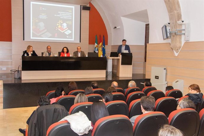 Inauguraicón del curso 'Encuentro alrededor del derecho penal y del derecho administrativo en el ámbito local', organizado en Cáceres por la Diputación de Cáceres en el marco del convenio firmado con el Consejo General del Poder Judicial (CGPJ).
