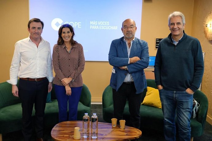 El CEO de Ábside Media, Javier Visiers, y los periodistas de COPE Ángel Expósito, Manolo Lama y Pilar García de la Granja.