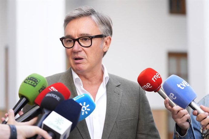 El portavoz del grupo parlamentario Vox en Andalucía, Manuel Gavira, atiende a los medios en una imagen de archivo.