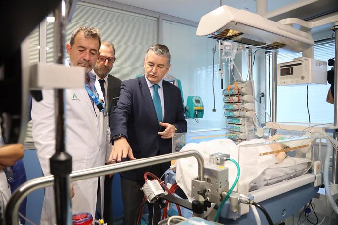 El consejero de Sanidad, Antonio Sanz, este jueves en un acto en el Hospital Materno Infantil del Hospital Regional Universitario de Málaga.
