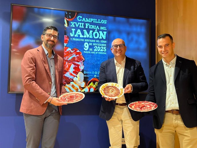 El vicepresidente diputado provincial de Cultura y Educación, Manuel López Mestanza, junto al alcalde de Campillos, Daniel Gómez, presenta la XVII Feria del Jamón.