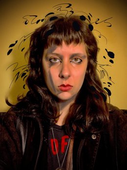 En la biblioteca Miguel de Cervantes de Fuengirola el 7 de noviembre Natalia Velarde hablará ante los asistentes sobre su recorrido profesional, sobre el proceso creativo de 'Encías quemadas' y firmará ejemplares