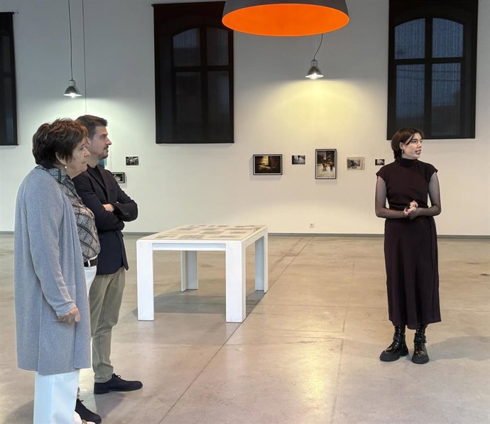 La artista Azul G. Vargas (derecha), representada en el 'Expositivos' con su diario visual 'Donde estamos nosotros'.