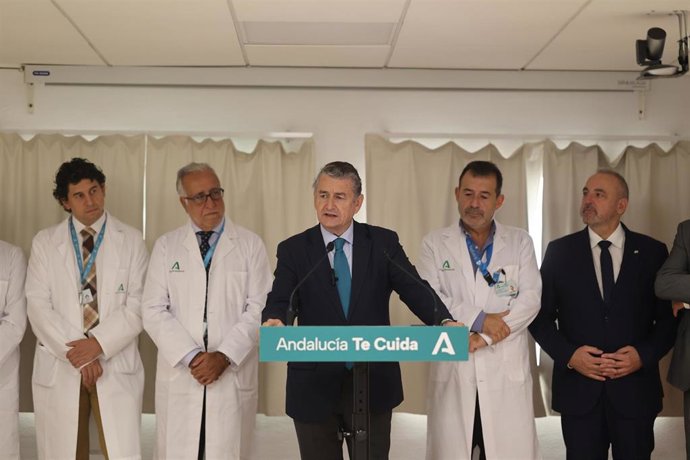 El consejero de Sanidad, Presidencia y Emergencias de la Junta de Andalucía, Antonio Sanz, interviene tras activar en el Hospital Regional de Málaga, el ECMO Pediátrico en Andalucía. A 6 de noviembre de 2025, en Málaga (Andalucía, España). 