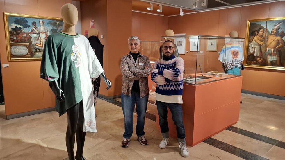 Los comisarios Leticia Rojas y Francisco Godoy, miembros del Colectivo Ayllú en el Museo de América.