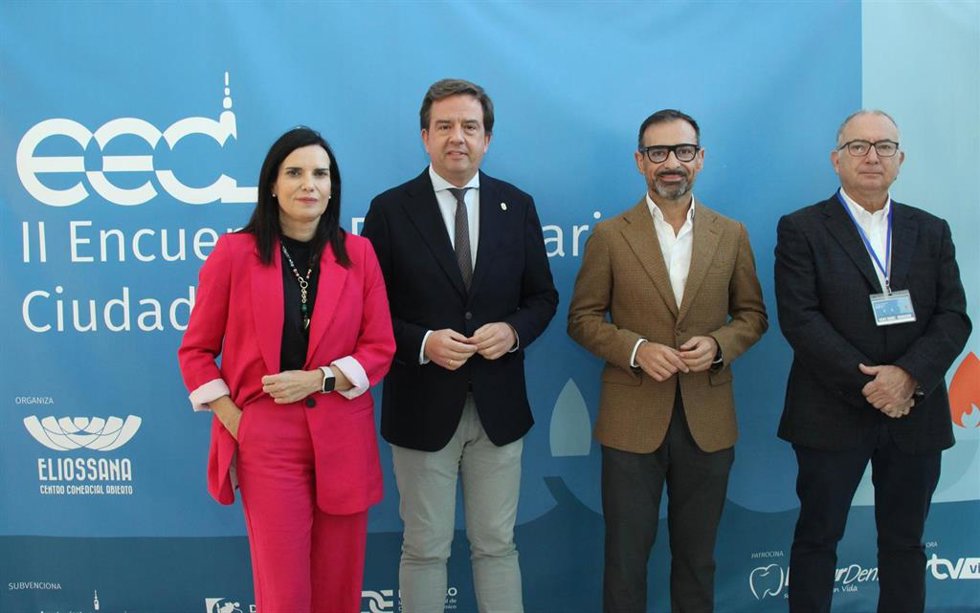 Gálvez (izda.), junto al resto de autoridades asistentes al foro empresarial celebrado en Lucena.
