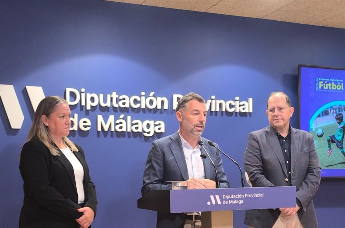 El vicepresidente y diputado provincial de Deportes, Juan Rosas, junto al delegado provincial de la Federación Andaluza de Baloncesto, Ricardo Bandrés, y la responsable federativa de las Escuelas Municipales de Fútbol, Lucía Torres