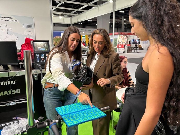 La consejera de Agricultura, Ganadería y Desarrollo Rural, María González Corral, en uno de los expositores de la Junta en Expo Sagris.