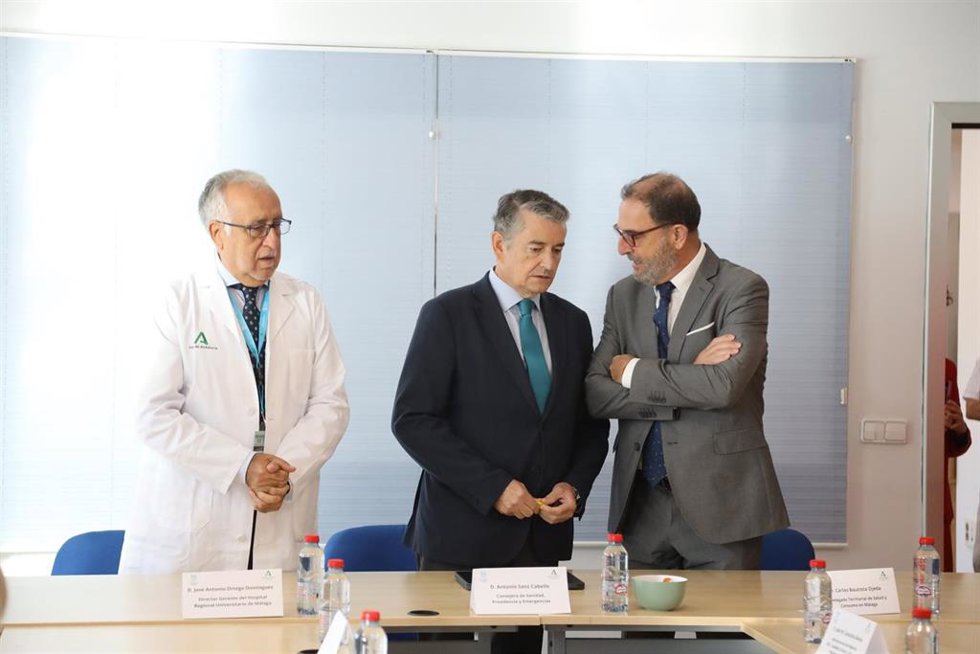 El consejero de Sanidad, Presidencia y Emergencias de la Junta de Andalucía, Antonio Sanz (c), preside la reunión de activación, en el Hospital Regional de Málaga, el ECMO Pediátrico en Andalucía. A 6 de noviembre de 2025, en Málaga (Andalucía, España).