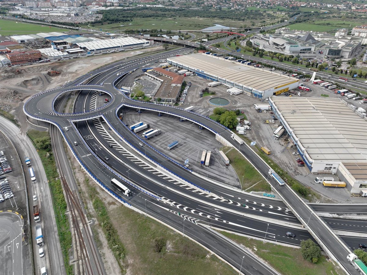 Un nuevo aparcamiento de camiones en Camargo acogerá a parte de los que aún continúan en la Ciudad del Transportista
