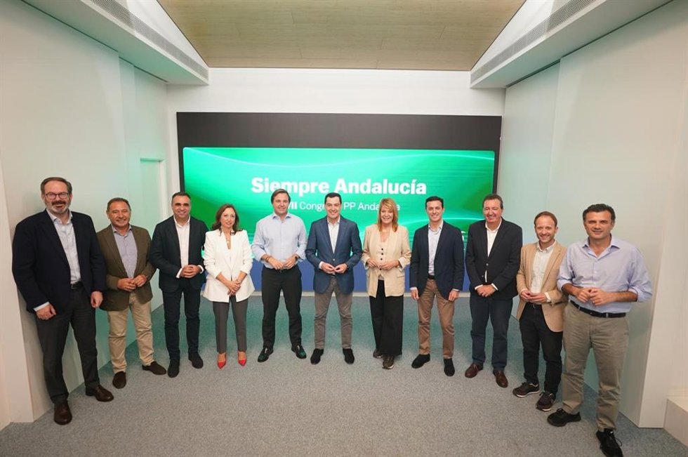 La alcaldesa de Almería, María del Mar Vázquez, presidirá el 17 Congreso del PP-A, al que asistirán desde este viernes en Sevilla unas 5.000 personas y Juanma Moreno (c.) será reelegido presidente del partido