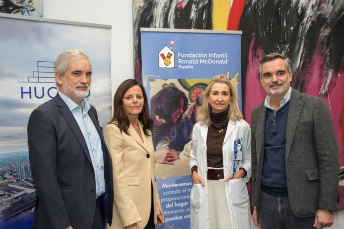 En la imagen, de izquierda a derecha, el gerente del Sespa, Aquilino Alonso; la directora de la Fundación Ronald McDonald, Luisa Masuet; la gerente del área sanitaria IV, Beatriz López Muñiz, y Pío Fernández Aller, franquiciado de McDonald’s en Asturias.