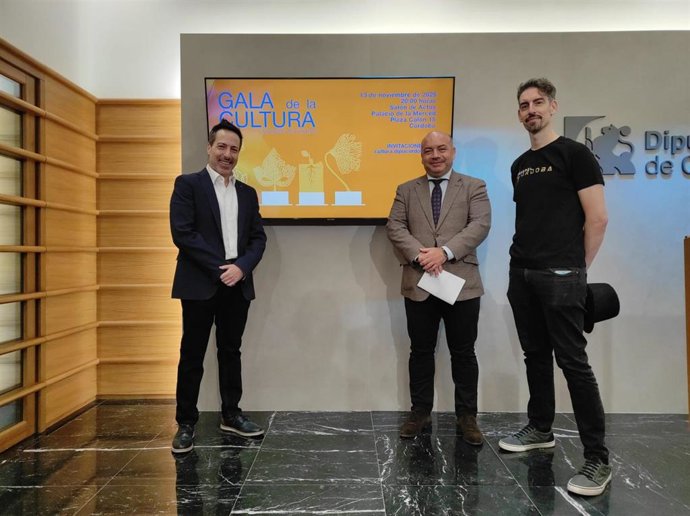 El delegado de Cultura, Gabriel Duque (centro), junto a Alberto de Paz (izda.) y Nacho Lozano, en la presentación de la Gala de la Cultura.