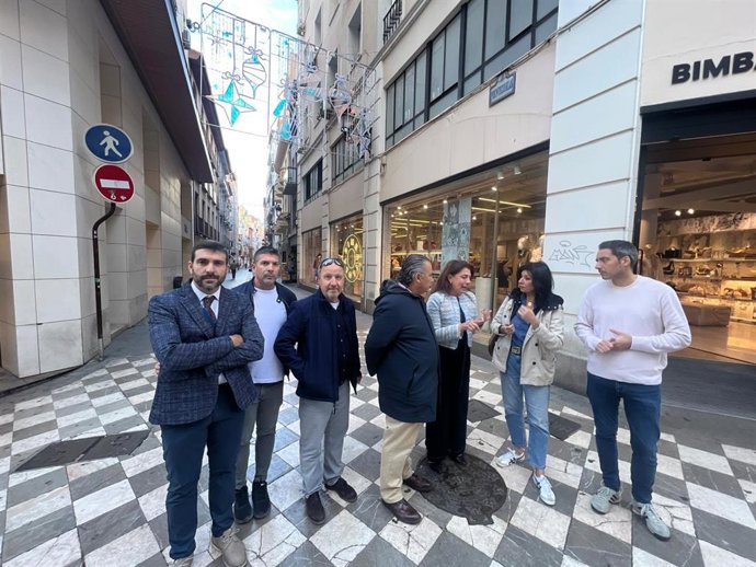 La portavoz del PSOE en el Ayuntamiento de Granada, Raquel Ruz, departe con una vecina en presencia del viceportavoz socialista Eduardo Castillo, a la derecha en la imagen