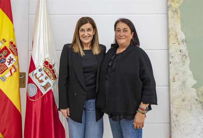 La presidenta de Cantabria, María José Sáenz de Buruaga, y la alcaldesa de Cabuérniga, Rosa María Fernández