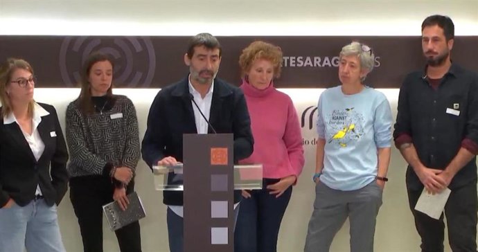 El portavoz de IU Aragón, Álvaro Sanz, junto a representantes del Colectivo Vivienda Digna Viello Aragón y vecinas del bloque de VPA afectadas por lo que entienden una subida abusiva de los alquileres.