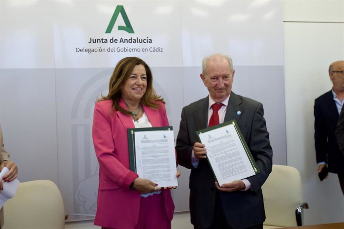La consejera de Desarrollo Educativo y Formación Profesional de la Junta de Andalucía, María del Carmen Castillo, y el presidente de Clúster Marítimo Naval de Cádiz, José Luis García-Zaragoza, firman un protocolo para fomentar la FP en Andalucía.