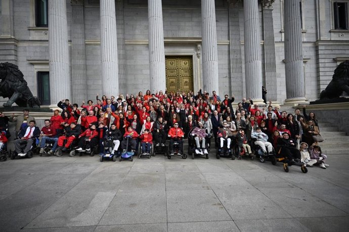 Pacientes y familiares de distrofia muscular de Duchenne ante el Congreso de los Diputados.
