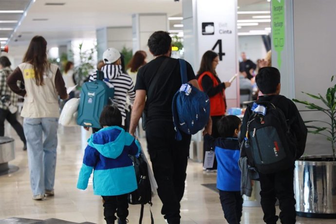 Una familia nicaragüense refugiada a su llegada a Madrid.