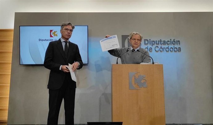 El presidente de la Diputación de Córdoba y responsable de Emproacsa, Salvador Fuentes (dcha.), acompañado por el responsable de Epremasa, Andrés Lorite, presenta la propuesta de actualización de tarifas de agua y basuras.