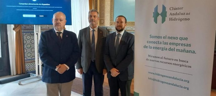 El delegado de Industria, Energía y Minas de la Junta, Agustín López (dcha.), en la actividad 'Córdoba te espera: descubre, comparte y fortalece vínculos'.
