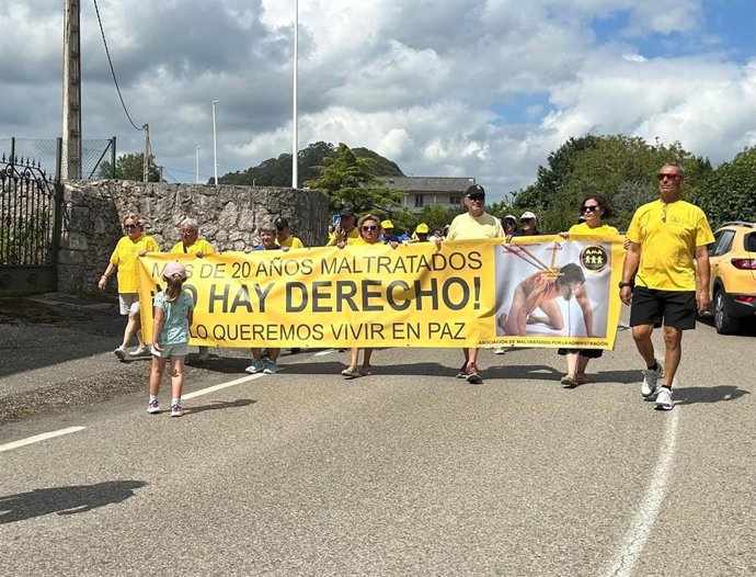 Archivo - Manifestación en Argoños en agosto de 2025 para exigir "justicia" para los afectados por las sentencias de derribos