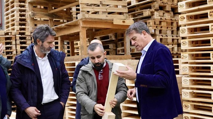 El alcalde de Vilagarcía, Alberto Varela, y el secretario xeral del PSdeG, José Ramón Gómez Besteiro, visitan la empresa Embalaxe, situada en el Polígono Empresarial de O Pousadoiro